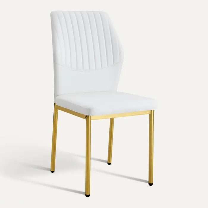 **Moderne witte stoel met gouden poten en luxe gestikt ontwerp**